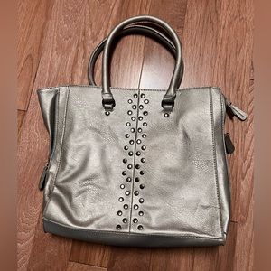 Silver hand bag with zipper